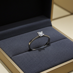 Anello solitario certificato HRD in oro bianco 18k e diamante naturale centrale 0,25 ct