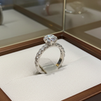 Anello fidanzamento in oro bianco 18k e diamanti naturali certificato igi 0.69ct