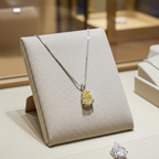 Ciondolo punto luce con diamante naturale taglio pera certificato GIA 0.67 ct