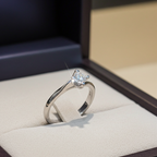 Anello solitario  in oro bianco 18k e diamante naturalecentrale 0,26 ct