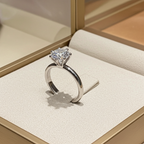 anello solitario modello Tiffany in oro bianco 18k e 1 diamante naturale centrale 0,50 ct