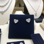 Orecchini punto luce in oro bianco 18k con 2 diamanti naturali Taglio cuore  0,50ct