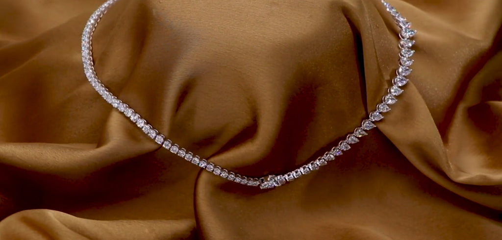 Collana tennis in oro bianco 18k e diamanti naturali taglio pera 37.50ct