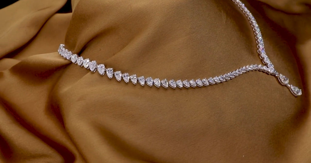 Collana tennis in oro bianco 18k e diamanti naturali taglio pera 37.50ct