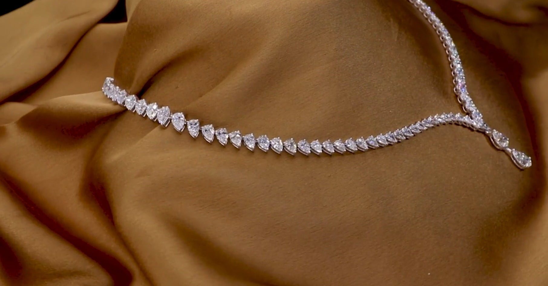 Collana tennis in oro bianco 18k e diamanti naturali taglio pera 37.50ct