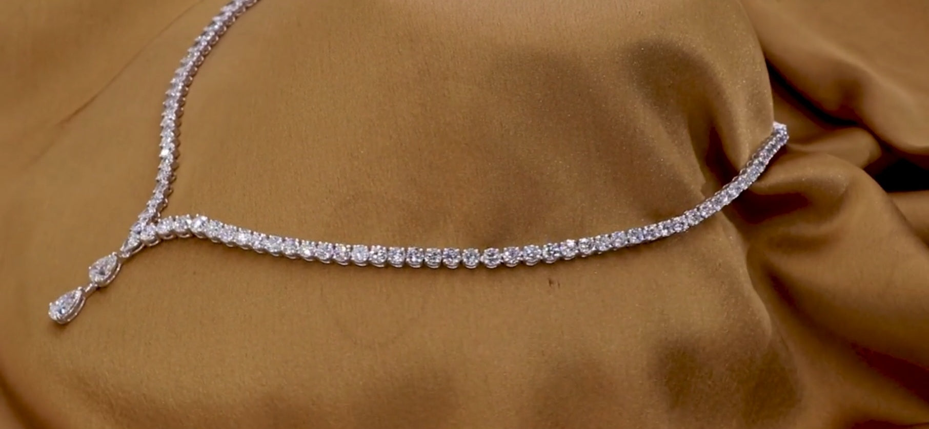 Collana tennis in oro bianco 18k e diamanti naturali taglio pera 37.50ct