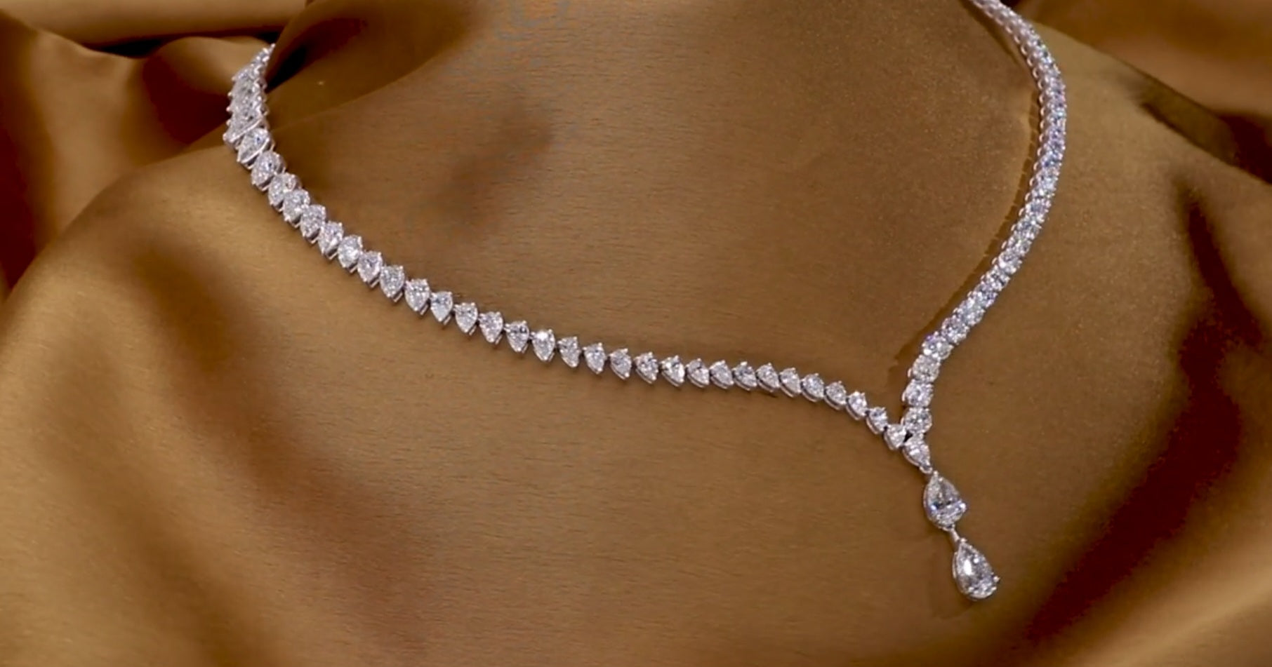 Collana tennis in oro bianco 18k e diamanti naturali taglio pera 37.50ct