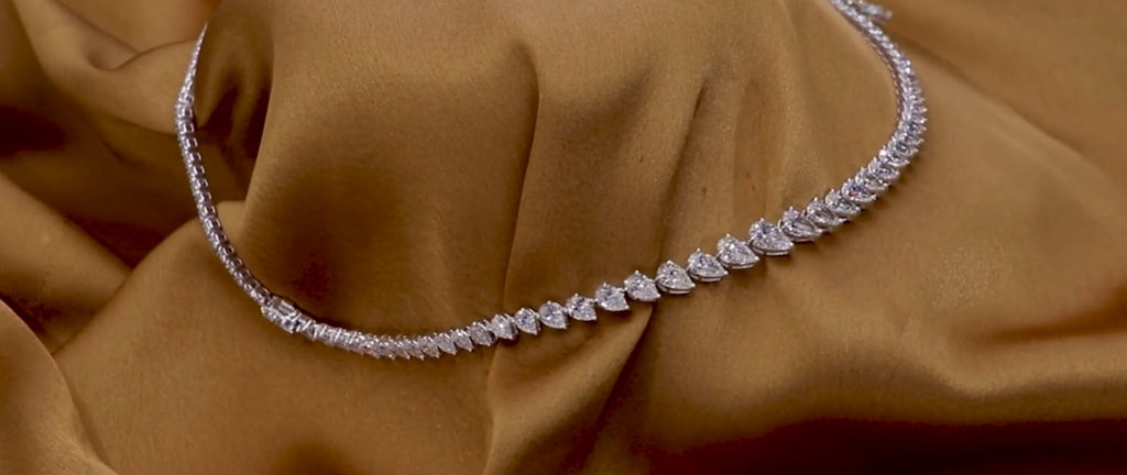 Collana tennis in oro bianco 18k e diamanti naturali taglio pera 37.50ct