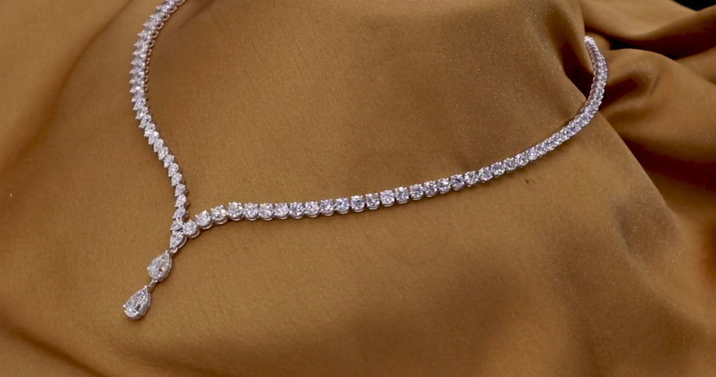 Collana tennis in oro bianco 18k e diamanti naturali taglio pera 37.50ct