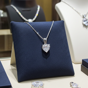Ciondolo punto luce taglio cuore in oro bianco  e diamante naturale 0,15 ct