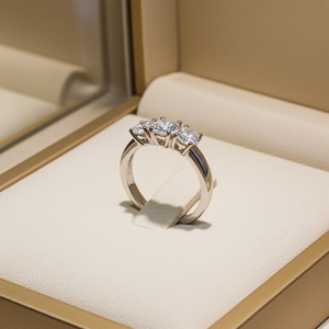 Anello Trilogy certificato IGI in oro bianco 18K e 3  diamanti naturali 0,94 ct
